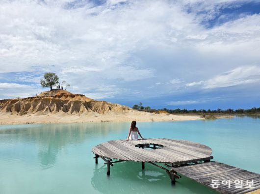 빈탄섬의 모래사막과  신비스런 물빛을 감상할 수 있는 블루레이크.