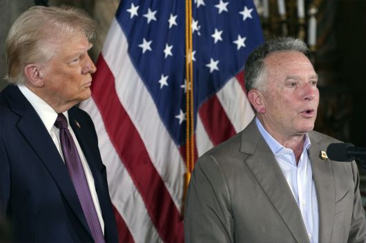 올 1월 플로리다주 팜비치 마러라고 리조트에서 열린 기자회견에서 가자 전쟁 협상 성과에 대해 설명하고 있는 윗코프(오른쪽)와 트럼프 당시 당선인. 팜비치=AP 뉴시스