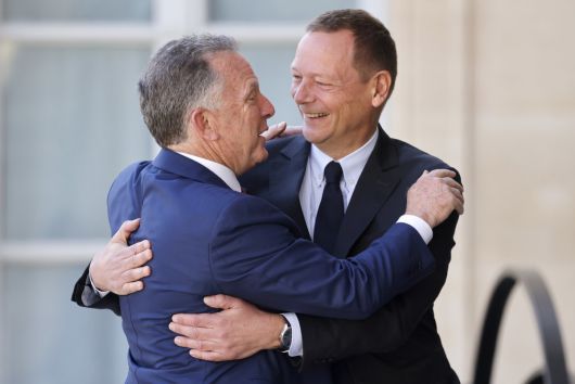 지난달 17일 프랑스 파리 엘리제궁에서 열린 우크라이나 전쟁 평화 협상에서 에마뉘엘 본 프랑스 대통령 외교수석(오른쪽)과 만나 반갑게 인사를 나누는 윗코프. 파리=AP 뉴시스