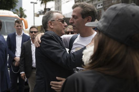 13일 이스라엘 텔아비브의 인질 광장에서 인질 가족과 포옹하고 있는 윗코프(왼쪽 세번째). 텔아비브=AP 뉴시스