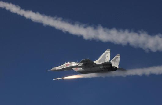 15일 북한 제1공군사단 비행연대 소속 비행연대가 실시한 공군 반항공(방공) 전투 및 공습 훈련 중 미그-29 전투기가 신형 중거리 공대공 미사일을 발사하고 있다.   노동신문 뉴스1