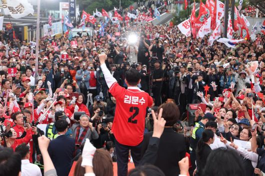 김문수 국민의힘 대통령 후보가 19일 서울 중구 서울역 광장에서 유세를 하고 있다. 2025.5.19. 공동취재