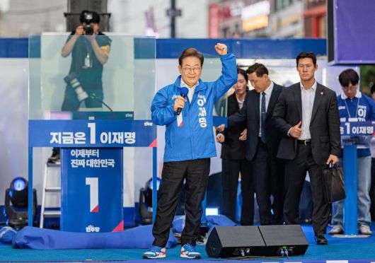 이재명 더불어민주당 후보의 유세가 열리는 19일 오후 서울 마포구 상상마당 앞에서 지지자들에게 인사를 하고 있다. 후보 뒷편에는 삼면이 보호된 방탄유리가 설치되어 있다. 사진공동취재단