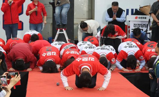 문수 국민의힘 대선 후보가 19일 오후 서울 중구 서울역 광장에서 열린 ‘쏘울을 새롭게’ 유세에서 유권자들에게 지지를 호소하며 큰절을 올리고 있다. 사진공동취재단