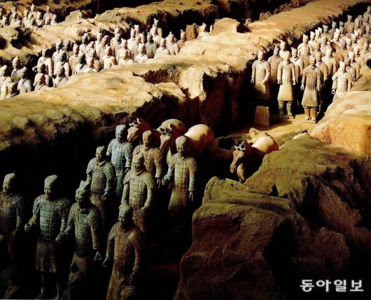 중국 문명 진의 시황제(기원전 259년∼기원전 210년)가 건설한 지하제국의 병사들. 시황제 무덤에서 나온 병마용은 중국 고대 문명의 상징 중 하나다. 사진 출처 동아일보DB