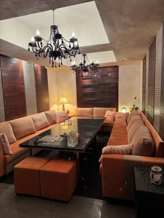 더불어민주당이 19일 12·3 비상계엄 관련 내란 혐의 사건 재판장을 맡고 있는 지귀연 서울중앙지법 부장판사의 유흥주점 접대 의혹과 관련해 사진을 공개했다. 지 부장판사가 술자리로 추정되는 실내 공간에 지인 2명과 함께 앉아 있다(위쪽 사진). 아래쪽은 민주당이 14일 의혹을 처음으로 제기하며 공개했던 사진. 민주당 선거대책위원회 노종면 대변인은 “민주당은 해당 업소를 직접 확인했고, 서울 강남에 있는 고급 룸살롱이었다”며 “두 사진의 인테리어 패턴과 소품이 똑같다”고 주장했다. 더불어민주당 제공