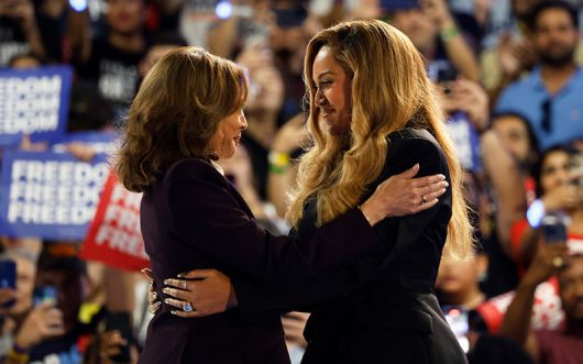 비욘세가 지난해 대선에서 카멀라 해리스 민주당 대통령 후보를 지지하는 모습. AP 뉴시스