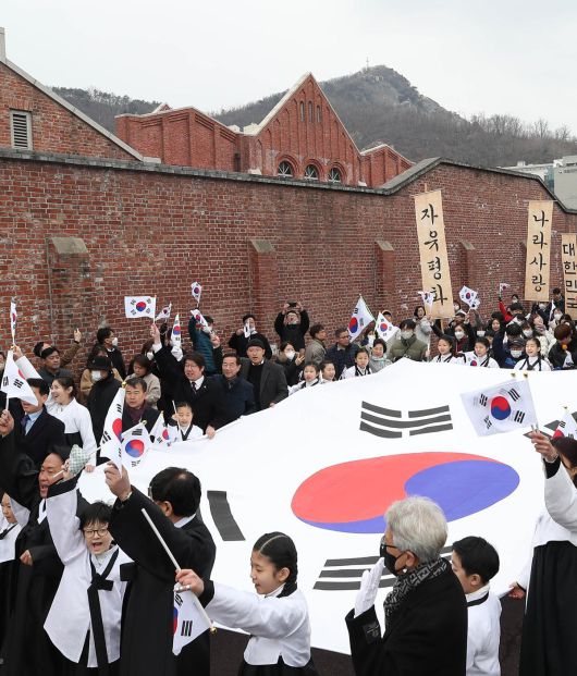 동아일보 ‘경성백승’(1929년 발간)에 소개된 서울의 ‘내 동리 명물’과 오늘날의 모습. 독립운동가들이 투옥됐던 현저동 형무소는 오늘날 서대문형무소역사관이 됐다.
