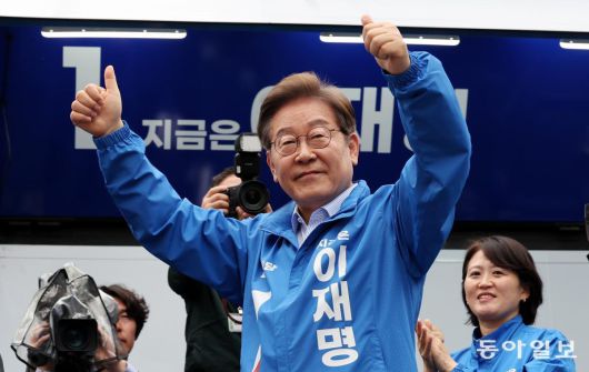 더불어민주당 이재명 대선후보가 20일 경기 의정부시 행복로 태조 이성계상 앞에서 열린 유세에서 연설을 마친 뒤 손을 들어 지지자들에게 답하고 있다. 이훈구 기자 ufo@donga.com