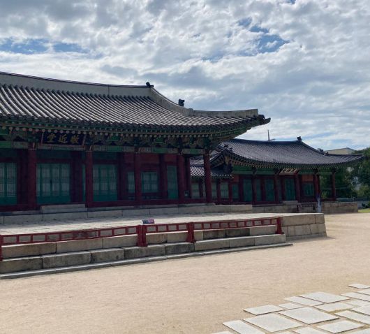 동아일보 ‘경성백승’(1929년 발간)에 소개된 서울의 ‘내 동리 명물’과 오늘날의 모습. 소격동 종친부는 경근당(敬近堂)과 옥첩당(玉牒堂)이 보물로 지정돼 있다.