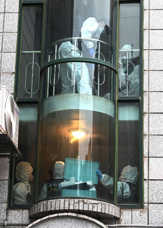 19일 오후 경찰 과학수사대가 시신이 발견된 현장을 감식하고 있다. 뉴시스