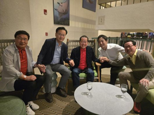 지난 19일 홍준표 전 대구시장의 선거대책위원회 합류를 설득하기 위해 미국 하와이로 떠난 국민의힘 특사단이 빅아일랜드 모처에서 홍 전 시장과 회동하고 있다. 사진=김대식 의원실, 뉴시스