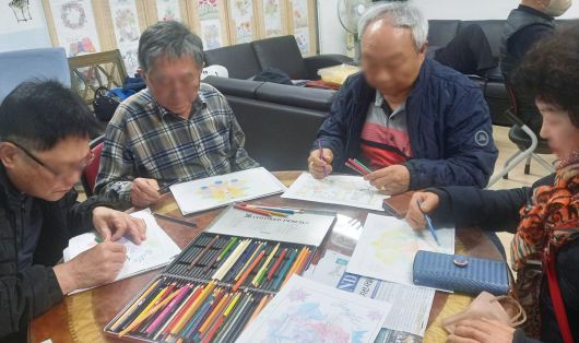 노원구에서 은퇴한 중장년층으로 구성된 5070 재능기부단이 미술 프로그램을 진행하고 있다. 노원구 제공