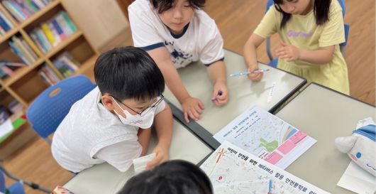 초등생들이 메타버스를 활용해 안전한 통학로를 만드는 아이디어를 내고 있다. 성동구 제공