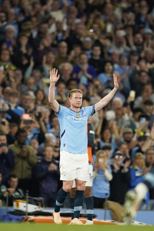 올 시즌을 끝으로 10년간 몸담았던 잉글랜드 프리미어리그(EPL) 맨체스터시티를 떠나는 케빈 더브라위너가 맨시티 안방 구장인 에티하드 스타디움에서 팬들에게 인사를 하고 있다. 맨체스터=AP 뉴시스
