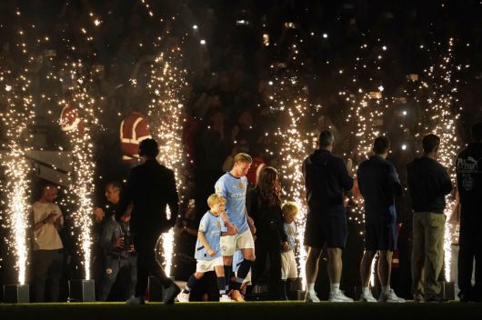 올 시즌을 끝으로 10년간 몸담았던 잉글랜드 프리미어리그(EPL) 맨체스터시티를 떠나는 케빈 더브라위너(가운데)가 가족들과 함께 맨시티 안방 구장인 에티하드 스타디움에서 걸어나오고 있다. 맨체스터=AP 뉴시스