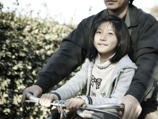 2009년 이창동 감독이 제작한 영화 ‘여행자’에서 당시 아홉 살이던 故 김새론 배우가 연기한 ‘진희’역의 모습이다.