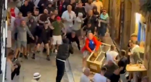 스페인 산세바스티안 거리에서 난투극을 벌이는 토트넘과 맨유 팬들. 사진은 엑스(X) 갈무리. 2025.05.21.