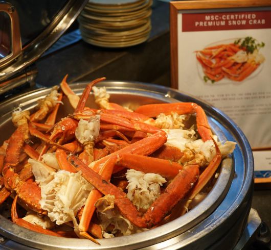 더블트리바이힐튼 서울 판교 뷔페 매장 ‘데메테르’에 있는 대게찜. 이 메뉴는 MSC 에코 라벨을 받은 대게를 사용했다. 김유경 푸드디렉터 제공