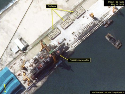 미국의 북한 전문 매체 ‘38노스’가 12일(현지 시간) 공개한 북한 함경북도 청진항 위성사진. 북한이 길이 143m의 대규모 구축함을 건조 중인 것으로 추정된다. 함정 근처에서 북한군 건설여단이 항구 현대화 작업을 보이는 정황도 포착됐다. 사진 출처 38노스 웹사이트