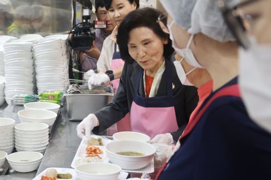 김문수 국민의힘 대통령 후보의 부인 설난영 여사가 20일 서울시립 은평노인종합복지관을 찾아 배식봉사 활동을 하고 있다. 국민의힘 제공