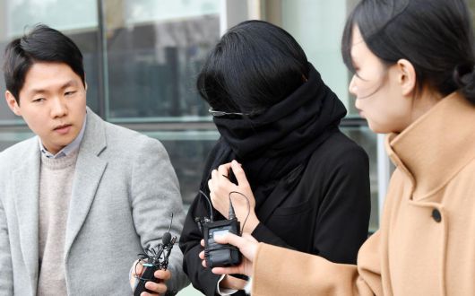 이재명 더불어민주당 대표의 배우자 김혜경 씨의 ‘법인카드 유용 의혹’과 관련 공직선거법 위반 등의 혐의로 기소돼 항소심에서 징역 10월, 집행유예 2년 판결을 받은 1심에서 유죄를 선고받은 전 경기도청 사무관(별정직) 배모씨가 지난해 2월 14일 오후 경기 수원시 영통구 수원고등법원에서 열린 항소심 선고 공판을 마친 뒤 법원을 나서고 있다. 배 씨는 상고하지 않았고, 형이 그대로 확정됐다. 뉴스1