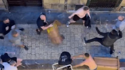 스페인 산세바스티안 거리에서 난투극을 벌이는 토트넘과 맨유 팬들. 2025.05.21. 엑스(X) 갈무리