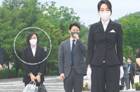 2022년 6월 13일 윤석열 전 대통령의 부인 김건희 여사(오른쪽)가 경남 김해시 봉하마을의 고 노무현 전 대통령 묘역을 참배했을 당시 수행비서 유경옥 씨(왼쪽 점선)가 동행한 모습. 김해=대통령실사진기자단