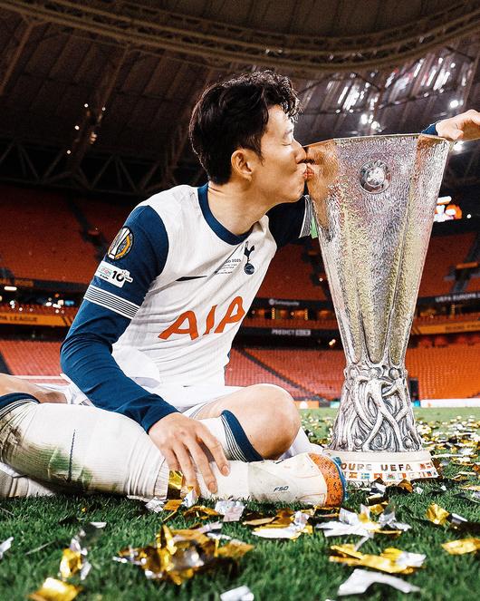 프로 데뷔 후 15년 만에 첫 우승을 달성한 손흥민이 유로파리그 우승 트로피에 입을 맞추는 모습. 토트넘 인스타그램