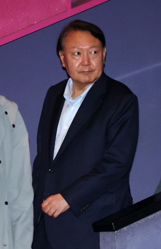 윤석열 전 대통령이 21일 오전 서울 메가박스 동대문점에서 다큐멘터리 영화 ‘부정선거, 신의 작품인가’를 관람하기 위해 이동하고 있다. 2025.05.21 뉴시스