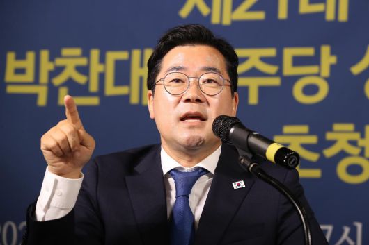 더불어민주당 박찬대 상임총괄선대위원장이 22일 오전 대구 아트파크에서 취재진 질문에 답하고 있다. 박 위원장은 “대구·경북 지역은 한 번도 지지하는 정당을 바꿔본 적이 없다”며 “그래서는 머슴들, 정치하는 일꾼들이 어쩌면 누가 주인인지 모를 수 있다”고 말했다. 대구=뉴스1