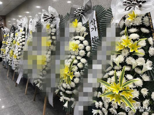 23일 제주시 모 장례식장에는 숨진 교사를 추모하는 조화가 도착해 있었다. 송은범 기자