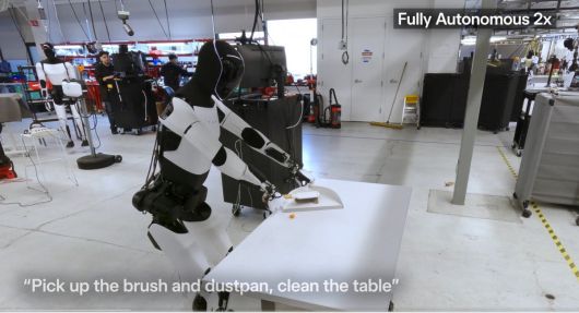 빗자루로 바닥을 청소하는 휴머노이드 로봇 ‘옵티머스’. 일론 머스크 X(트위터) 캡처