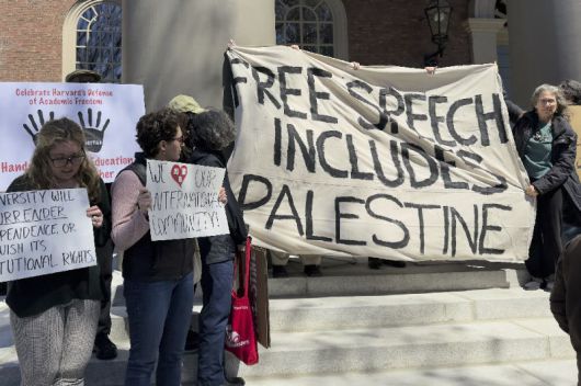 미국 매사추세츠주 케임브리지의 하버드대 캠퍼스에서 이 대학 교직원과 학생들이 지난달 17일(현지 시간) 대학 당국이 이스라엘 정부 비판과 학술 활동을 억제한다고 주장하며 이를 비판하는 집회를 열고 있다. 반면  도널드 트럼프 미국 대통령은 하버드를 비롯한 주요 대학들이 반(反)유대주의에 소극적으로 대처한다며, 단속을 강화하는 방식으로 교내 정책을 변경하라고 요구해왔다. 트럼프 행정부가 하버드대를 대상으로 22일 외국인 학생 등록 자격을 박탈한 것을 두고, 관련 정책 변경에 응하지 않아 보복한 건이란 분석이 나온다. 케임브리지=AP 뉴시스