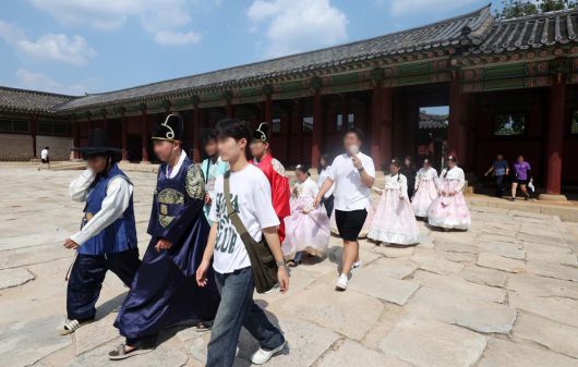 지난해 베트남 귀환 결혼이민자 자녀들이 서울 종로구 경복궁에서 한국 전통문화를 체험하고 있는 모습. 뉴시스