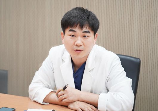 이병찬 중앙대병원 재활의학과 교수는 느리게 달리기와 빨리 걷기 모두 중강도의 운동으로 건강 증진 효과는 비슷하다고 말했다. 이 교수는 매주 150분 이상 중강도 운동을 할 때 심혈관 질환과 사망률 위험을 낮춘다며 지속적으로 운동할 것을 강조했다.  중앙대병원 제공