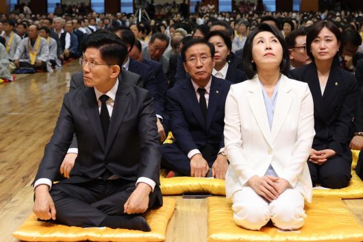 김문수 국민의힘 대선 후보와 이재명 더불어민주당 대선후보 배우자 김혜경 여사가 24일 충북 단양군 구인사에서 열린 상월원각대조사 제51주기 열반대제에 참석해 서로 다른곳을 보고 있다. 2025.05.24. 뉴시스