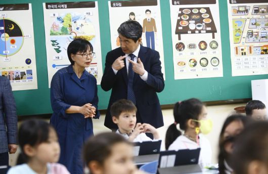 이주호 사회부총리 겸 교육부장관이 2023년 5월 18일 광주 광산구 하남중앙초등학교를 방문해 다문화 학생을 대상으로 운영하는 특별학급의 한국어 수업을 참관하고 있는 모습. 광주=뉴스1