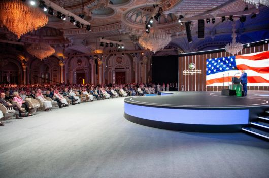 13일 리야드에서 열린 미-사우디 투자포럼애서 연설하는 트럼프 대통령. 리야드=신화 뉴시스