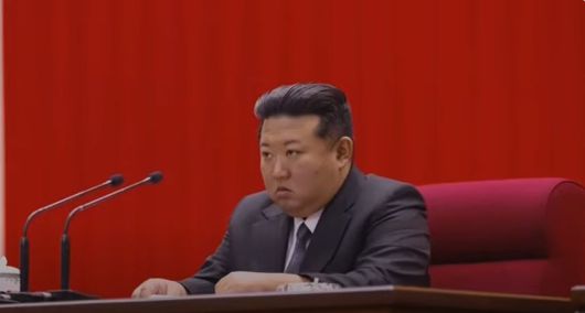 1월 27일에 소집된 노동당 제8기 30차 비서국 확대회의 주석단에서 김정은이 저승사자와 같은 표정으로 참가자들을 응시하고 있다. 조선중앙TV 캡처.