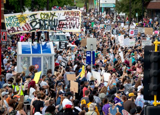 2020년 5월 26일, 조지 플로이드 사망 사건 이후 시위대가 미국 미니애폴리스에서 정의 실현을 요구하며 모이고 있다. AP 뉴시스