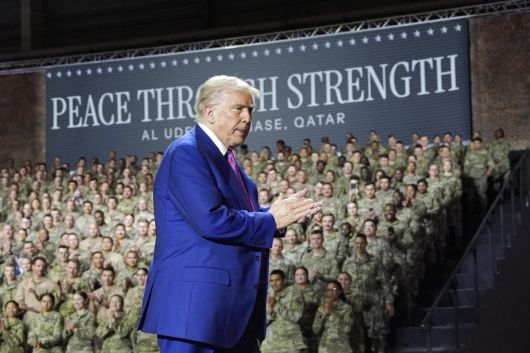 중동 최대 미군 기지인 카타르 알 알우데이드 공군 기지에서 15일 연설하는 트럼프 대통령. 도하=AP 뉴시스