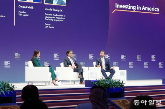 21일 카타르 수도 도하에서 열린 카타르경제포럼 무대에 오른 트럼프 주니어(오른쪽). 도하=이지윤 기자 asap@donga.com