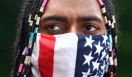 2020년 6월 5일, 조지 플로이드의 사망 이후 시위대가 조지아주 케네소에 있는 남부연합 기념품 가게 맞은편 거리에서 시위를 벌이고 있다. AP 뉴시스