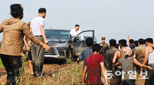 2020년 8월 김정은은 직접 일제 렉서스 승용차를 운전해 황해북도 은파군 대청리 수해 피해 현장을 찾았다. 동아일보 DB