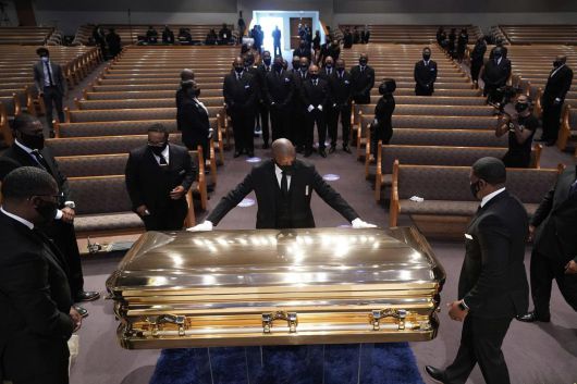 2020년 6월 9일, 조지 플로이드의 장례식을 앞두고 텍사스 휴스턴에 위치한 파운틴 오브 프레이즈 교회 예배당에 플로이드의 관이 안치되고 있다. AP뉴시스