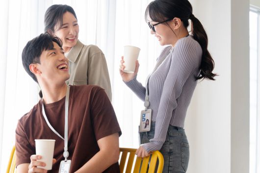 AI 챗봇을 사람의 대체제가 아닌, 보조 도구 수단으로 사용해야 한다. 챗봇에 고민을 이야기하더라도 전적으로 의지하지 말고, 현실에서도 적절한 대인관계를 잘 유지하는 것이 가장 중요하다. 게티이미지