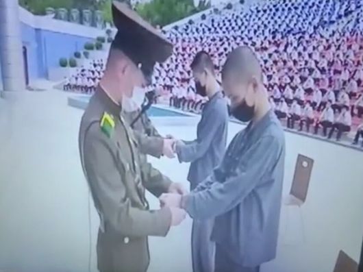 한국 드라마를 봤다는 죄로 수천 명의 청년들이 지켜보는 가운데 12년형을 선고받은 평양 동대문구역 거주 16세 소년들. 약 3년 전에 촬영된 영상이다. KBS 영상 캡처