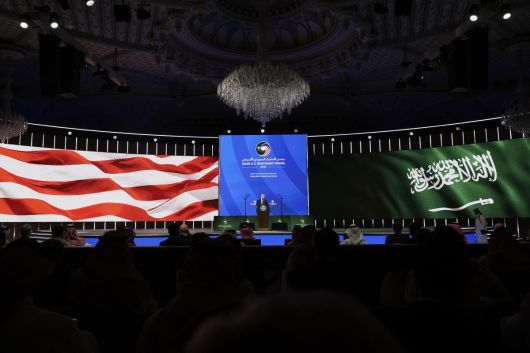 13일 리야드에서 열린 미-사우디 투자포럼애서 연설하는 트럼프 대통령. 리야드=신화 뉴시스