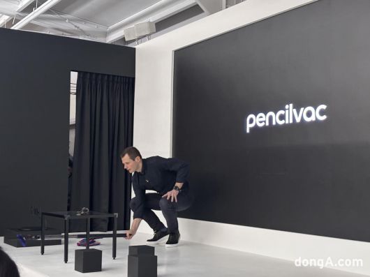 톰 무디 다이슨 홈부문 글로벌 총괄이 간담회에서 펜슬백을 설명하고 있다. 황소영 기자fangso@donga.com